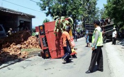 Truk Tanpa Muatan Terguling di Ponorogo, Satu Balita Luka