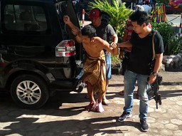 Edan! Sang Istri Membantu Suami Merampok