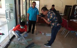 Pecah Pintu Kaca Balai Desa, Maling ini Hanya Curi Printer dan Rokok