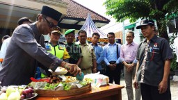 Cara Unik Polisi di Surabaya Jaga Kekompakan Pengamanan Pilgub Jatim