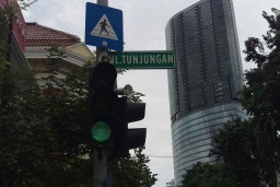 Keren, Jalur Penyeberangan di Surabaya 'Full Music'