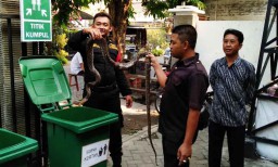 Ular Piton Gegerkan Pasien Puskesmas di Surabaya