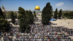 Ribuan Muslim Palestina Sesaki Salat Jumat Pertama Ramadan di Masjid Al-Aqsa