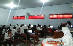 Demi Perbaiki Nasib, Bapak 48 Tahun ini Ikut UNBK Paket C