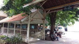 Fendik Ditemukan Tewas di Ruang Tamu, Dibunuh atau Bunuh Diri?