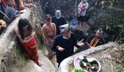 Tolak Balak, Suku Osing di Banyuwangi Mandikan Sepasang Seblang