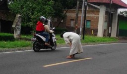 Viral Video Pria Misterius Salat di Tengah Jalan Raya Banyuwangi