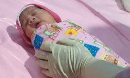 Bayi Perempuan dengan Tali Pusar Ditemukan Menangis di Depan Toko Kosong