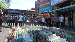 Ribuan Botol Miras Berbagai Merk dan Knalpot Brong Dimusnahkan di Banyuwangi
