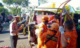 Travel Gelap Tabrak Pohon di Banyuwangi, 8 Penumpang dan Seorang Sopir Terluka