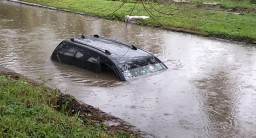 Sopir Melamun, Mobil Xenia Terjun ke Sungai di Banyuwangi