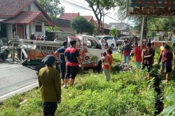 Pikap Muat Besi dan Genset Tabrak Motor di Banyuwangi, Dua Wanita Terluka