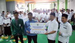 Unusa Serahkan Bantuan Korban Gempa Tsunami Perairan Selat Sunda