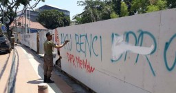 Surabaya Jadi Korban Vandalisme, Satpol Bergerak