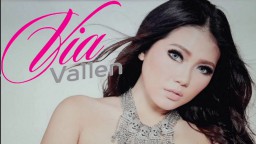 Via Vallen 'Dirangkul' Gus Ipul