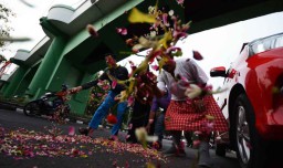 Pemain Drama 'Surabaya Membara' Gelar Tabur Bunga di Viaduk Pahlawan