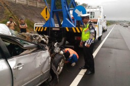 Selip dan Tergelincir di Tol Pandaan, Toyota Vios ini Rusak Parah