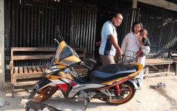 Viral Pengendara Motor Bonceng Anaknya di Keranjang, Ini Penjelasannya