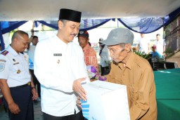 Wabup Banyuwangi Bagikan 4.500 Sembako di Pelabuhan Tanjung Wangi