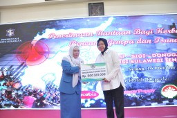 Terima Bantuan untuk Korban Gempa Palu, Risma Ingin Bangunkan Sekolah