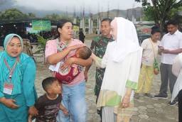 Istri Bupati Ipin Tengok Warga Trenggalek di Wamena Papua