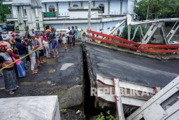 Jembatan di Perbatasan Pekalongan-Pemalang Ambles