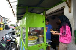Ternyata Wali Kota Risma Punya Warung Langganan di Dolly
