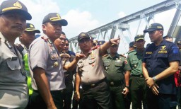 Berita Foto: Kapolda Jatim Tinjau Jembatan Widang yang Runtuh