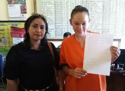 Menyesal, WN Amerika yang Acungkan Jari Tengah Minta Maaf