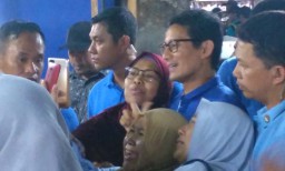 Kunjungi Kota Malang, Emak-emak Berebut Selfie Bersama Sandiaga Uno