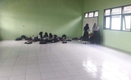 Tak Punya Bangku Belajar, Siswa SMKN 01 Tulungagung Lesehan di Kelas