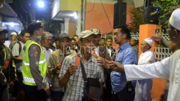 Pengusaha Kaya Bagi Zakat, Antrean Warga Sempat Diwarnai Saling Dorong