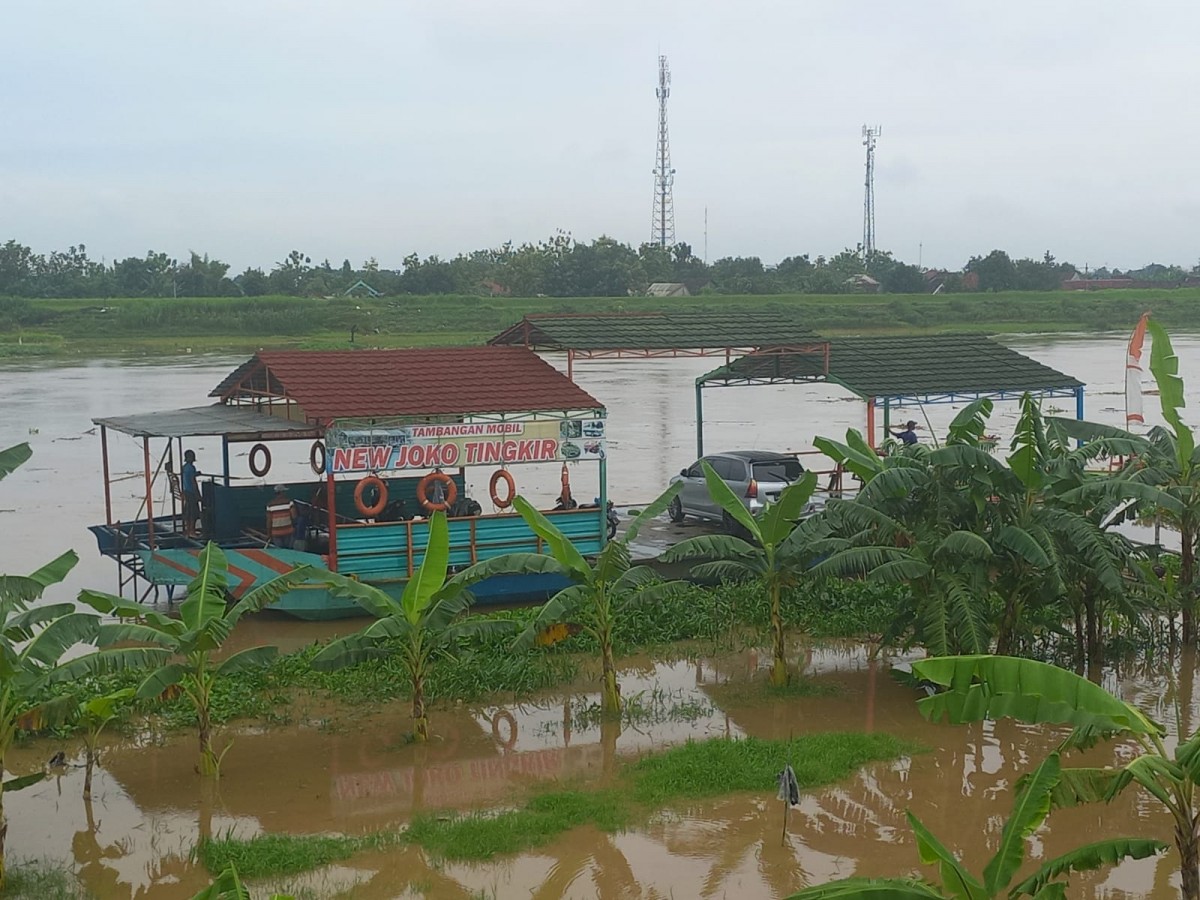 Perahu penyebarangan yang hanyut terbawa arus sungai Brantas. (foto: Elok Aprianto/jatimnow.com))