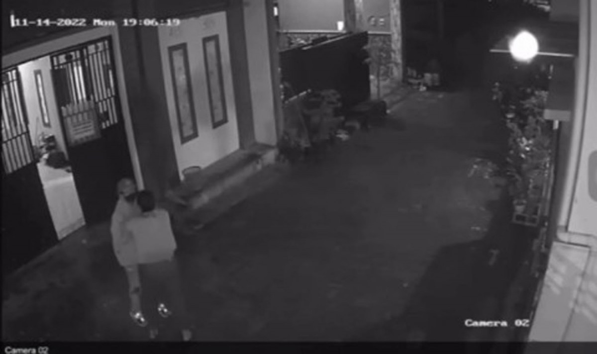Penganiayaan yang dilakukan pria terhadap wanita di Malang (Foto: Tangkapan layar video CCTV yang beredar)