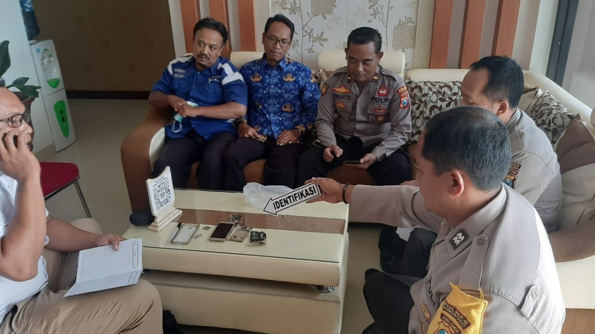 Anggota Unit Reskrim Polsek Slahung melakukan olah TKP di SMKN Slahung, Ponorogo. (foto: Humas Polres Ponorogo for jatimnow.com)