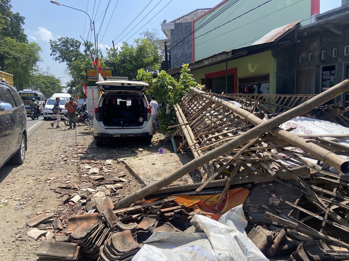 Kecelakaan mobil menabrak warung (Foto : Ahmad Fauzani/jatimnow.com)