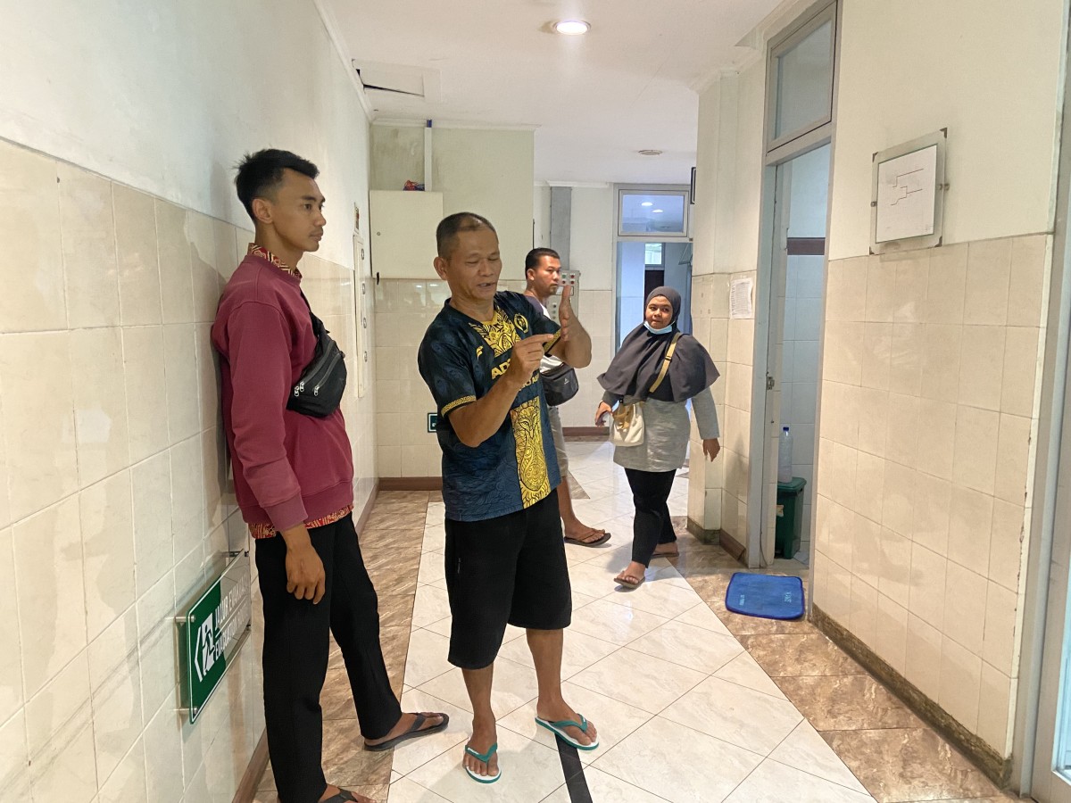 Keluarga korban di rumah sakit (Foto: Ahmad Fauzani/jatimnow.com)