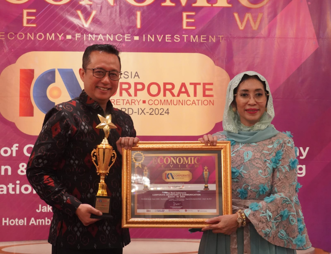 Bank Jatim menerima The Best Corporate Secretary and Communication Platinum Award untuk kategori Public Company, Regional Developtment Bank. (Foto: Bank Jatim)