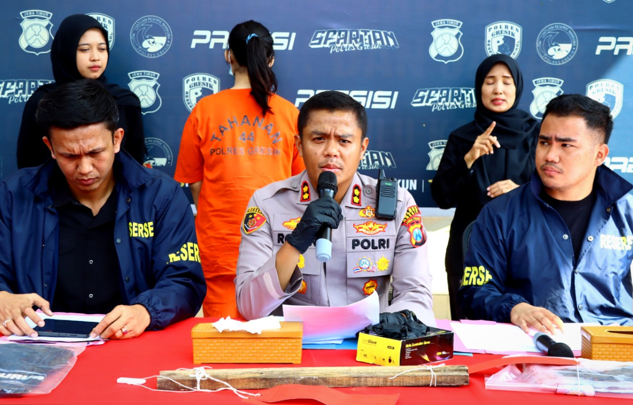 Kapolres Gresik AKBP Rovan Richard Mahenu, saat memimpin press conference ungkap kasus pembuangan bayi. (Foto: Humas Polres Gresik/jatimnow.com)