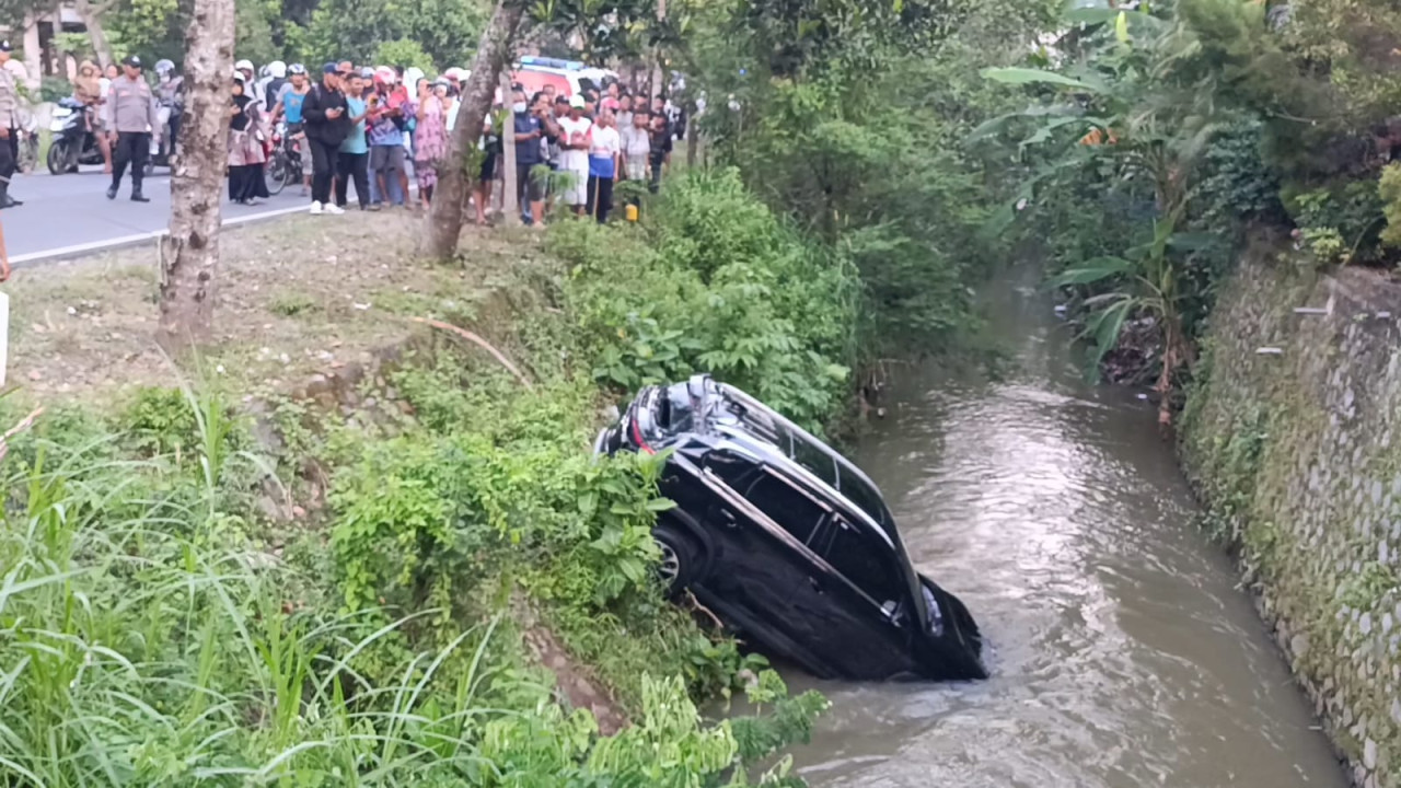 Kondisi mobil nyungsep ke sungai (foto: Bramanta Pamungkas/jatimnow.com)