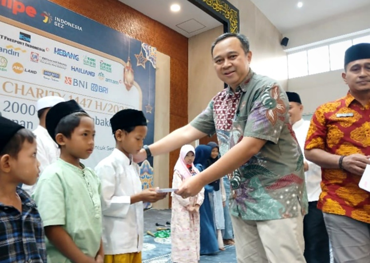 BKMS Bagikan Paket Sembako untuk Warga di Kawasan JIIPE Gresik
