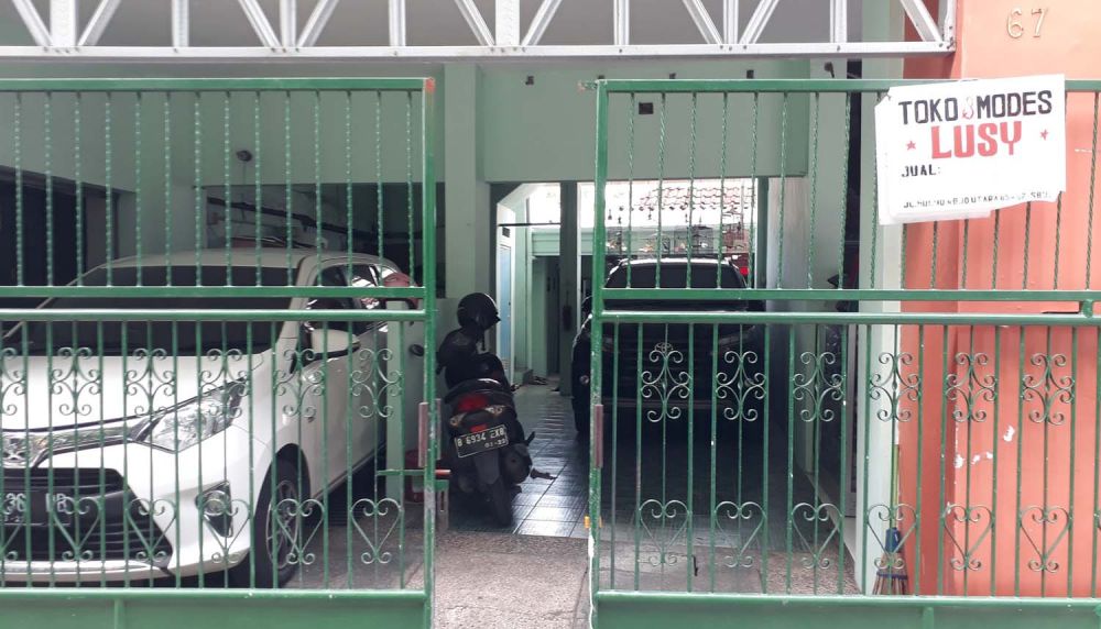 Rumah Dwi Susetya Budian di Mulyorejo Utara, Surabaya yang disatroni komplotan pencuri motor bersenjata bom ikan (Foto-foto: Zain Ahmad/jatimnow.com)