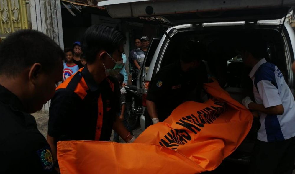 Petugas mengevakuasi jasad pria gantung diri di rumahnya di Jalan Rangkah Rejo III No 14 Surabaya