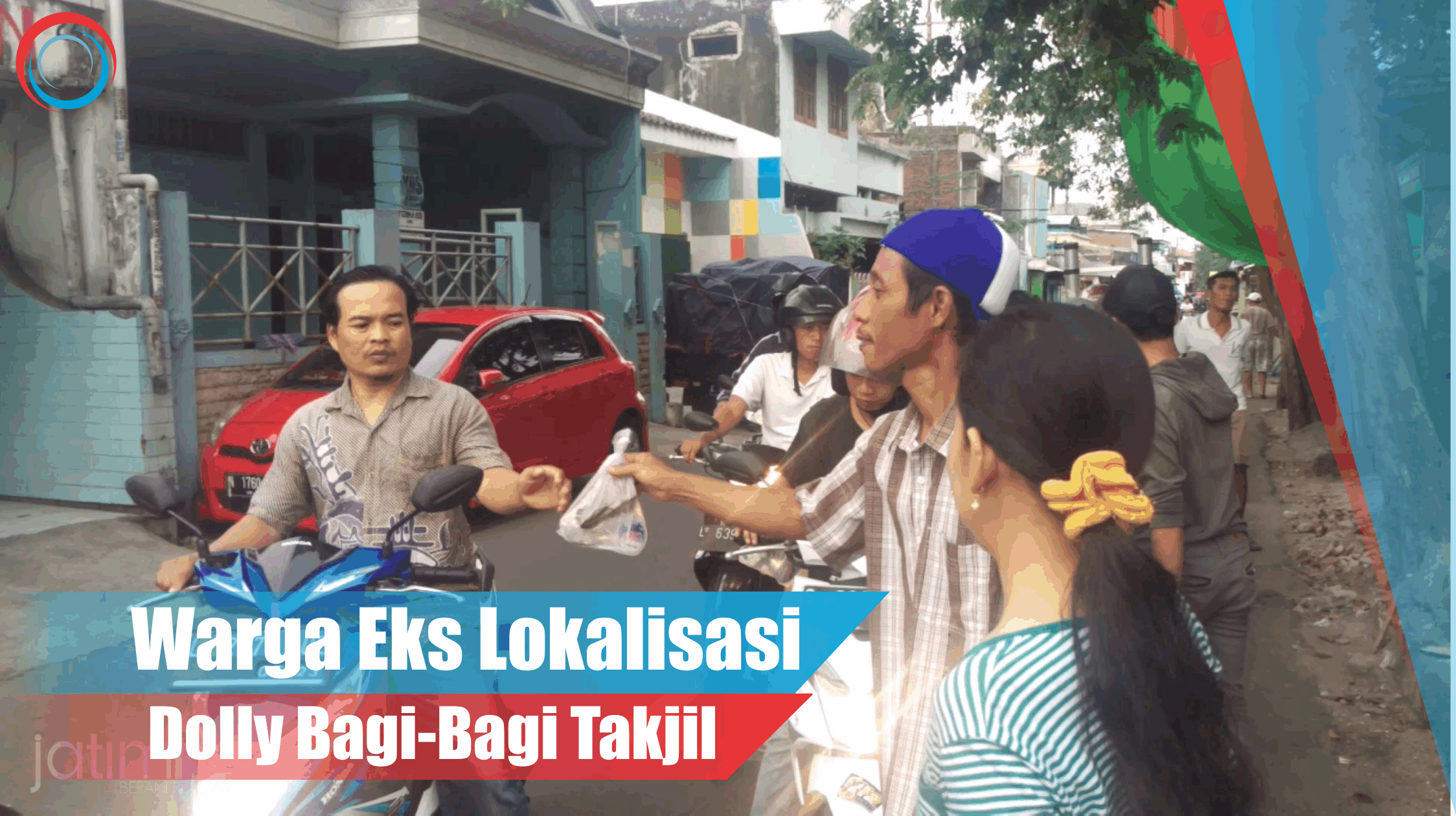 Video: Warga Eks Lokalisasi Dolly Bagi-Bagi Takjil