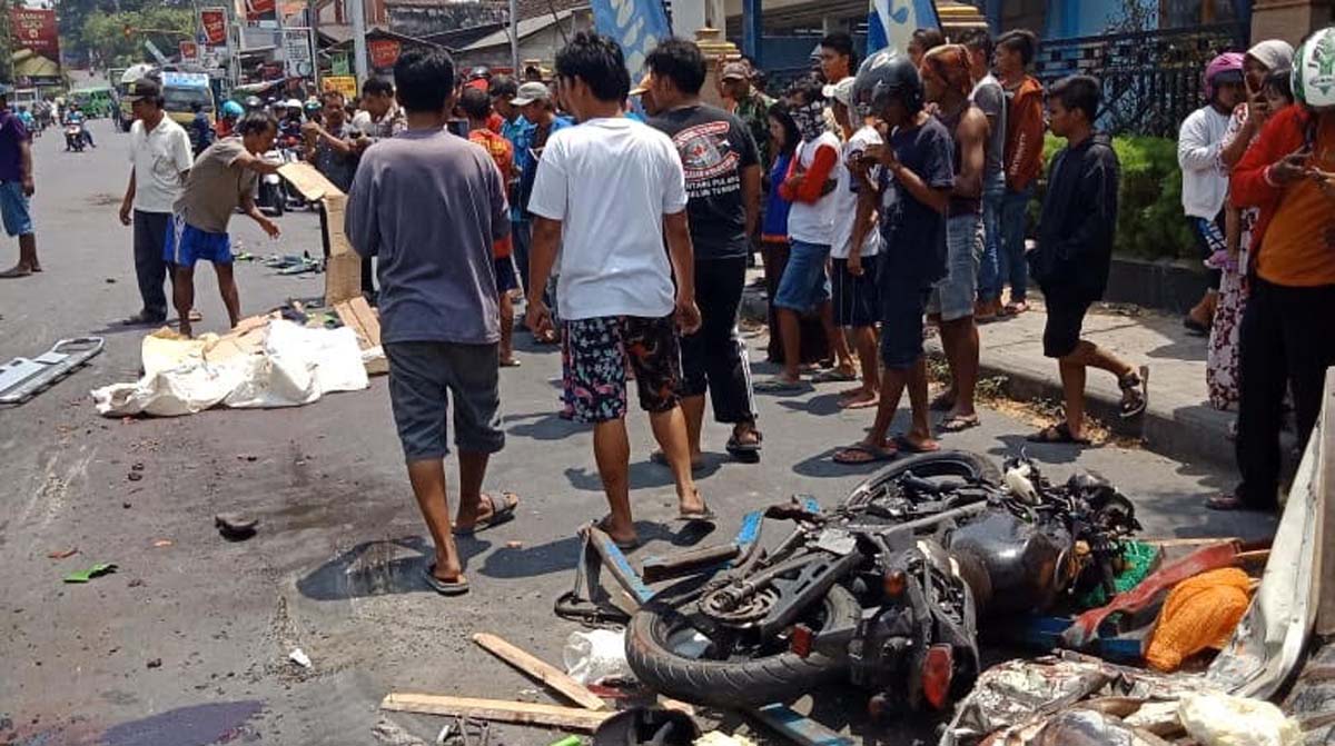 Kecelakaan yang melibatkan 6 kendaraan di Lamongan