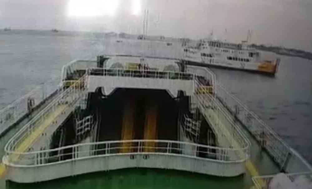 Kapal bersenggolan di selat Bali dari rekaman CCTV