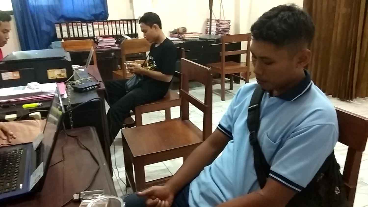 Saksi Hariono (kaos biru laut) Deni Suryana (kaos hitam) saat diperiksa di Mapolsek Kabat.